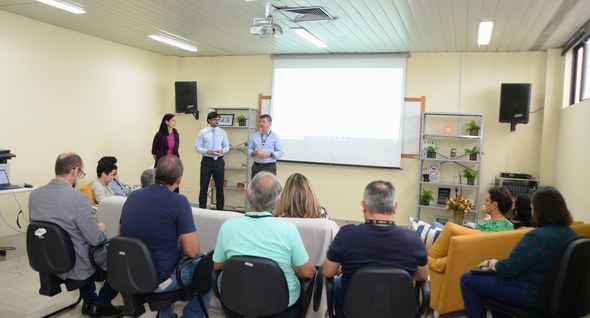 #PraTodosVerem: Na fotografia aparece um grupo de pessoas, reunidas em uma sala, sendo que dois ...