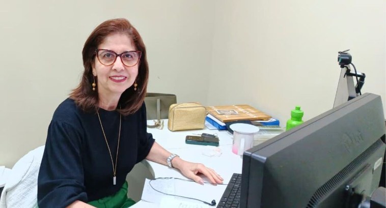 TRE-PB promove roda de conversa em alusão ao Setembro Amarelo #PraTodosVerem: Na fotografia, aparece uma servidora sentada na sua mesa de trabalho.