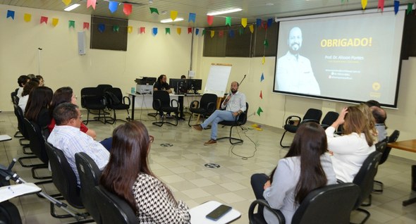 #PraTodosVerem: Na fotografia aparecem pessoas reunidas na sala de treinamento do Tribunal Regio...