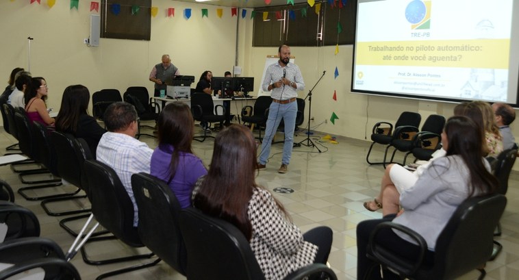 TRE-PB promove roda de conversa sobre saúde emocional no trabalho_2 #PraTodosVerem: Na fotografia aparecem pessoas reunidas na sala de treinamento do Tribunal Regio...