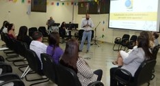 #PraTodosVerem: Na fotografia aparecem pessoas reunidas na sala de treinamento do Tribunal Regio...