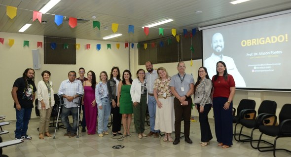#PraTodosVerem: Na fotografia aparecem pessoas em pé, posando na sala de treinamento do Tribunal...