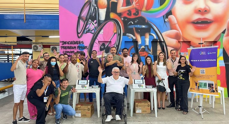 #PraTodosVerem: Fotografia de um grupo de aproximadamente 20 pessoas, entre homens e mulheres, p...