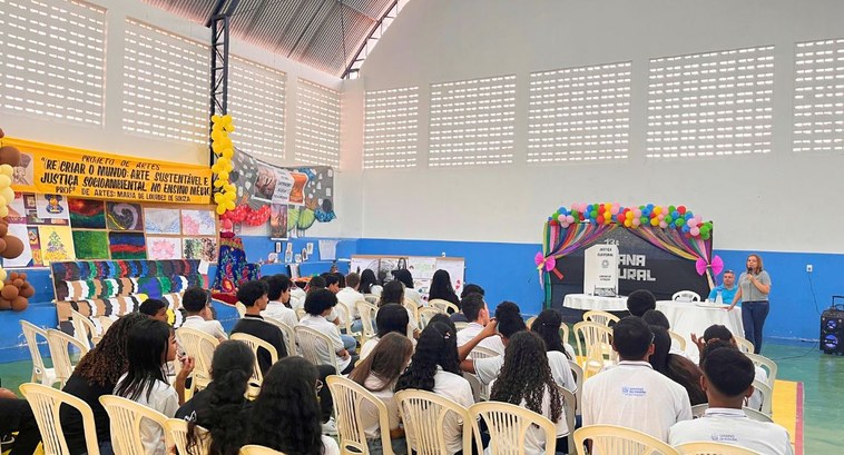 #PraTodosVerem: Na fotografia aparece uma mulher palestrando para alunos da rede pública estadua...