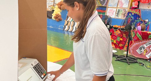 #PraTodosVerem: Na fotografia aparece uma mulher palestrando para alunos da rede pública estadua...