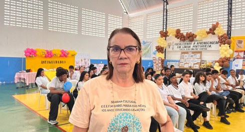 #PraTodosVerem: Na fotografia aparece uma mulher palestrando para alunos da rede pública estadua...