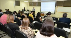 #PraTodosVerem: Na fotografia aparecem em primeiro plano diversas pessoas sentadas em cadeiras n...