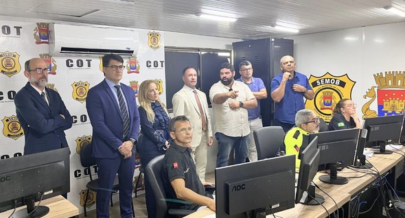 TRE-PB propõe parceria com forças de segurança para combate a crimes eleitorais #PraTodosVerem: Na fotografia aparece um grupo de pessoas conhecendo a sala de monitoramento de ...