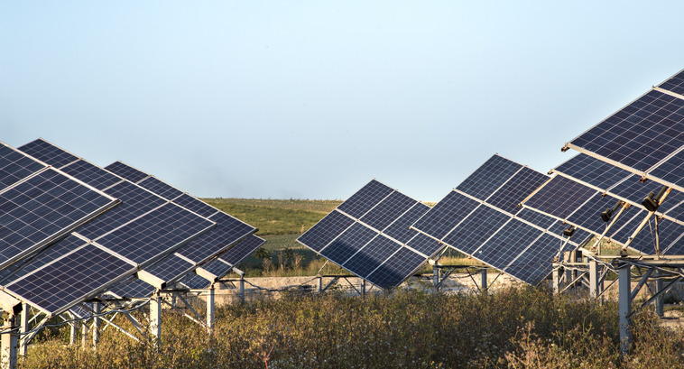 #PraTodosVerem: Na fotografia aparecem painéis de energia solar, em uma área livre. A imagem foi...