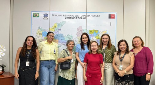 #PraTodosVerem: Na fotografia aparecem várias mulheres em uma sala de reunião. Elas estão posici...