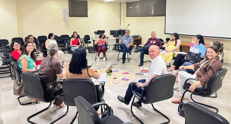 #PraTodosVerem: Na fotografia aparece um grupo de pessoas sentadas em círculo em uma sala de reu...