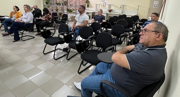 TRE-PB realiza Oficina sobre Inventário de Gases de Efeito Estufa #PraTodosVerem: Na fotografia aparece um grupo de pessoas em uma sala. As pessoas estão sentadas...