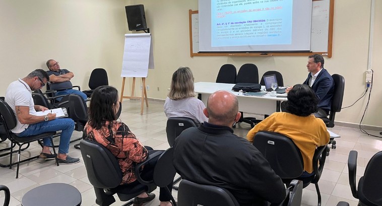 TRE-PB realiza Oficina sobre Inventário de Gases de Efeito Estufa #PraTodosVerem: Na fotografia aparecem várias pessoas sentadas, de costas ou de lado, e cadeiras...