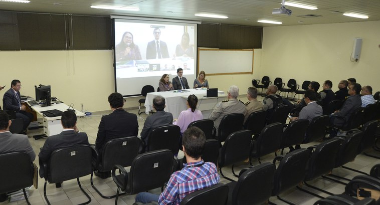 TRE-PB realiza primeira reunião com vista à segurança das Eleições 2024 #PraTodosVerem: Na fotografia aparecem, em primeiro plano, pessoas de costas, sentadas em cadeir...