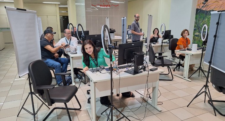 # PraTodosVerem: Na fotografia interna aparece um espaço montado para atendimento de cadastramen...