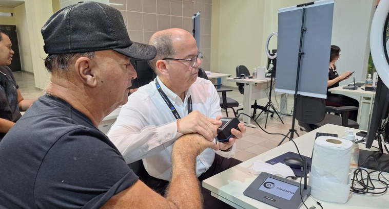 #PraTodosVerem: Na fotografia aparece um homem cadastrando a biometria sob orientação do servido...