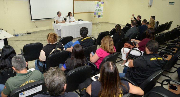 TRE-PB realiza reunião com partidos sobre Propaganda Eleitoral de Rua #PraTodosVerem: Na fotografia aparecem pessoas participando de uma reunião; em primeiro plano ap...