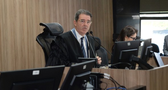 #PraTodosVerem: Na fotografia aparece um homem vestindo toga e falando em um microfone.