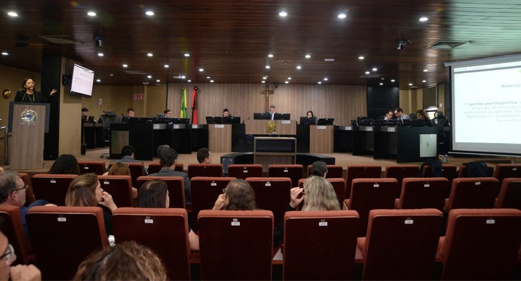 TRE-PB realiza reunião participativa sobre metas da Justiça Eleitoral #PraTodosVerem: Na fotografia aparece a Sala de Sessões do TRE-PB; em primeiro plano aparecem, d...