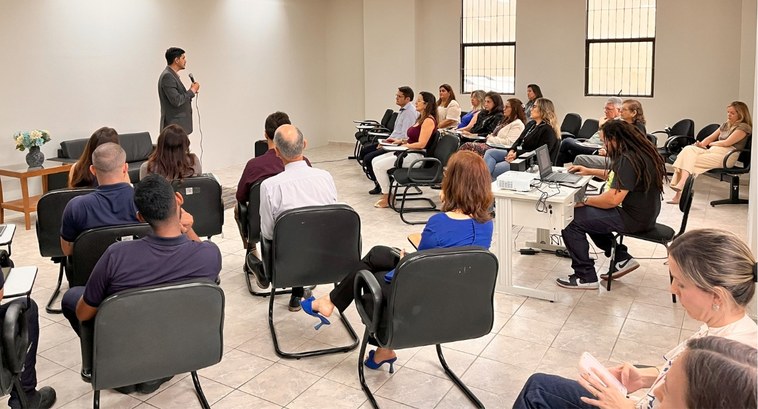 TRE-PB realiza roda de conversa em alusão ao Setembro Amarelo_0 #PraTodosVerem: Na fotografia, o interior de uma sala. Há uma plateia de pessoas sentadas em cad...