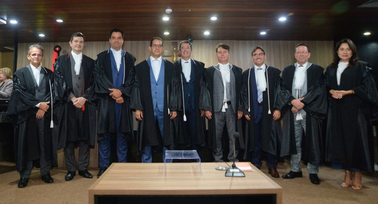 TRE-PB realiza sessão ordinária em Campina Grande na próxima segunda #PraTodosVerem: Na fotografia aparecem oito homens e uma mulher, posando na Sala de Sessões do T...