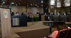#PraTodosVerem: Na fotografia aparecem homens e mulheres compondo a mesa de honra do evento.