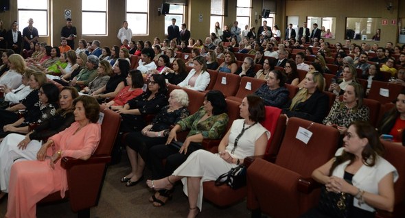 #PraTodosVerem: Na fotografia aparecem homens e mulheres na platéia do evento.