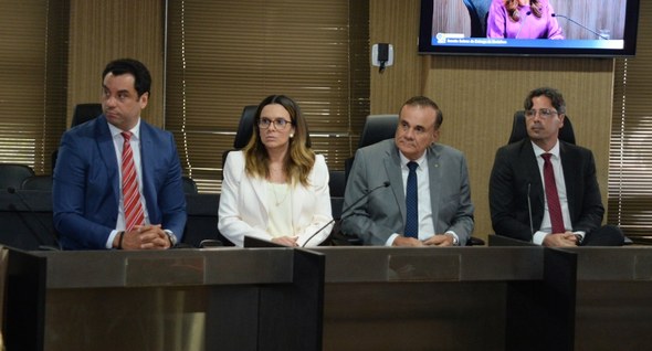#PraTodosVerem: Na fotografia aparecem homens e mulheres compondo a mesa de honra do evento.
