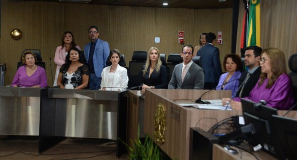 #PraTodosVerem: Na fotografia aparecem homens e mulheres compondo a mesa de honra do evento.