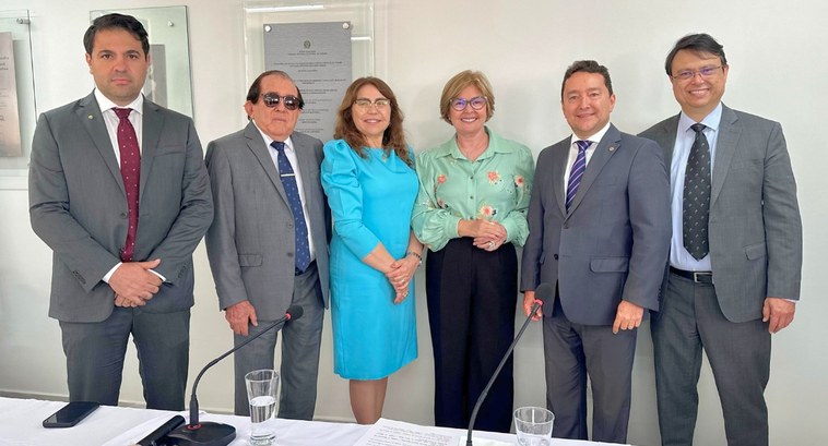 TRE-PB realiza Solenidade de Entrega de Reforma de Cartório Eleitoral #PraTodosVerem: Na fotografia aparecem homens e mulheres em pé, posando.