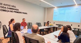 #PraTodosVerem: Na fotografia aparece várias pessoas sentadas na Sala ÁGIL, durante reunião onli...