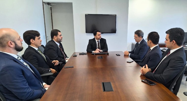 TRE-PB realiza visita institucional à superintendência da Polícia Federal na Paraíba #PraTodosVerem: na fotografia aparecem 7 homens sentados em volta de uma mesa retangular sugerin...