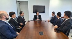 #PraTodosVerem: na fotografia aparecem 7 homens sentados em volta de uma mesa retangular sugerin...