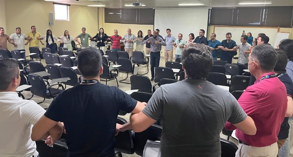 Foto 7: #PraTodosVerem: Na fotografia aparece um auditório com várias pessoas, em pé,  formando ...