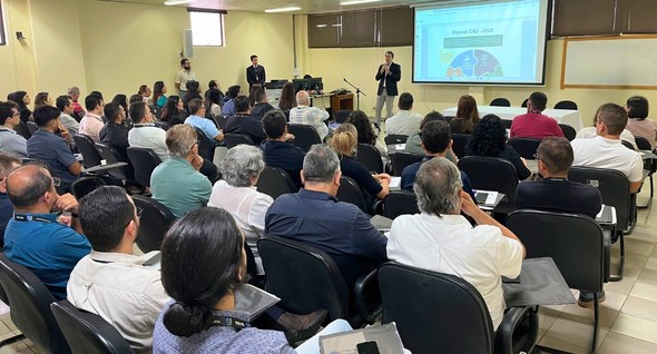Foto 1: #PraTodosVerem: Na fotografia aparece um auditório com várias pessoas sentadas em cadeir...