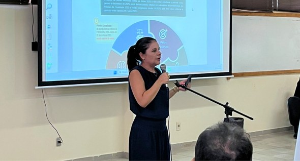 Foto 3: #PraTodosVerem: Na fotografia aparece uma mulher de cabelo escuro preso, em pé, vestindo...