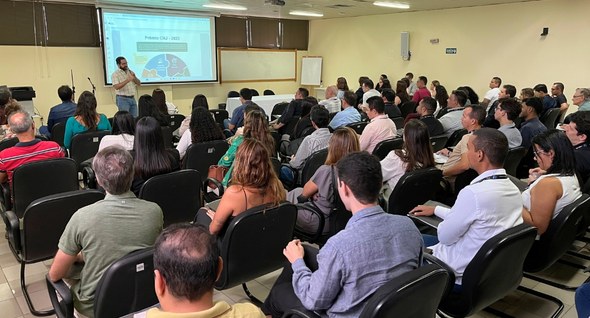 Foto 4: #PraTodosVerem: Na fotografia aparece um auditório com várias pessoas sentadas em cadeir...