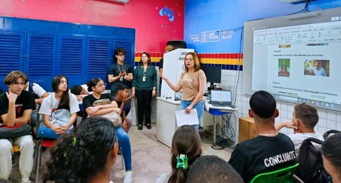 #PraTodosVerem: Na fotografia aparece uma criança com deficiência física votando na urna eletrôn...
