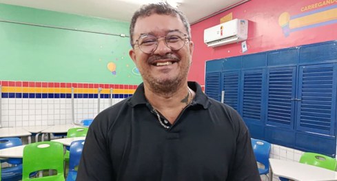 #PraTodosVerem: Na fotografia aparece uma criança com deficiência física votando na urna eletrôn...
