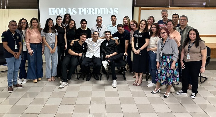#PraTodosVerem: Na fotografia aparecem várias pessoas, algumas em pé e outras sentadas em cadeir...