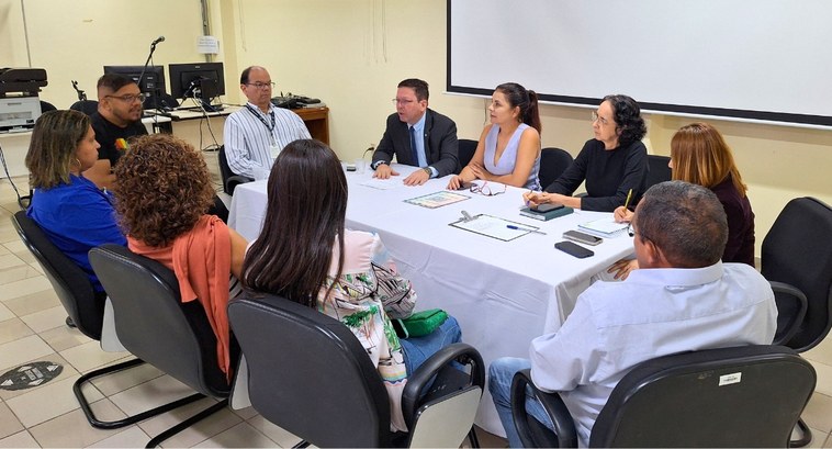 TRE-PB realizou reunião “Diversidade nas Eleições” com comunidade LGBTQIA+_capa #PraTodosVerem: Na fotografia, dez pessoas em uma sala de reuniões. Elas estão sentadas em cadei...