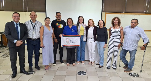 TRE-PB realizou reunião “Diversidade nas Eleições” com comunidade LGBTQIA+_final #PraTodosVerem: Na fotografia, dez pessoas em pé posando para a foto. Uma mulher, ao centro, seg...