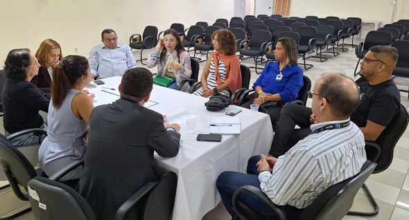 TRE-PB realizou reunião “Diversidade nas Eleições” com comunidade LGBTQIA+_interna #PraTodosVerem: Na fotografia, dez pessoas em uma sala de reuniões. Elas estão sentadas em cadei...