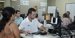 Recadastramento eleitoral com coleta de dados biométricos na sede do TRE-PB.