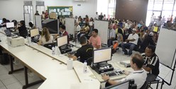Recadastramento eleitoral com coleta de dados biométricos no Fórum Eleitoral de Campina Grande.