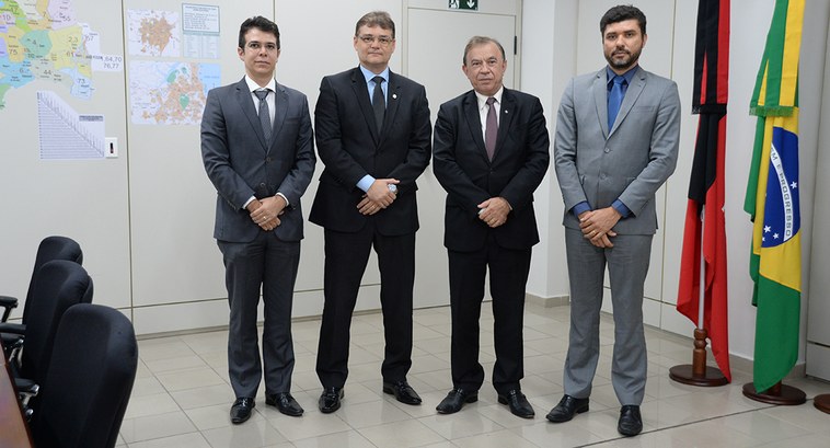 #PreCegoVer: Na fotografia estão em pé, da esquerda para direita o juiz Renato Jales, o juiz Gil...