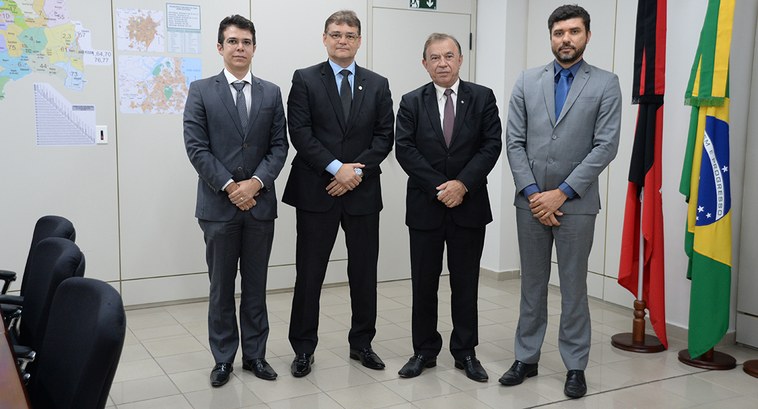TRE-PB recebe a visita do Presidente da Associação dos Magistrados da Paraíba #PreCegoVer: Na fotografia estão em pé, da esquerda para direita o juiz Renato Jales, o juiz Gil...