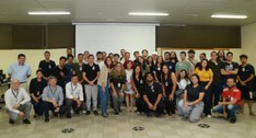 #PraTodosVerem: Na fotografia aparecem diversas pessoas, posando, ma sala de treinamento do TRE-PB.