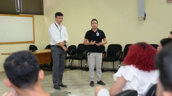#PraTodosVerem: Na fotografia aparecem dois homens em pé.