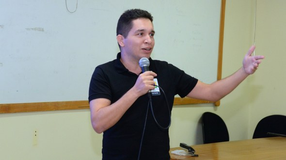 #PraTodosVerem: Na fotografia aparece um homem falando em um microfone.
